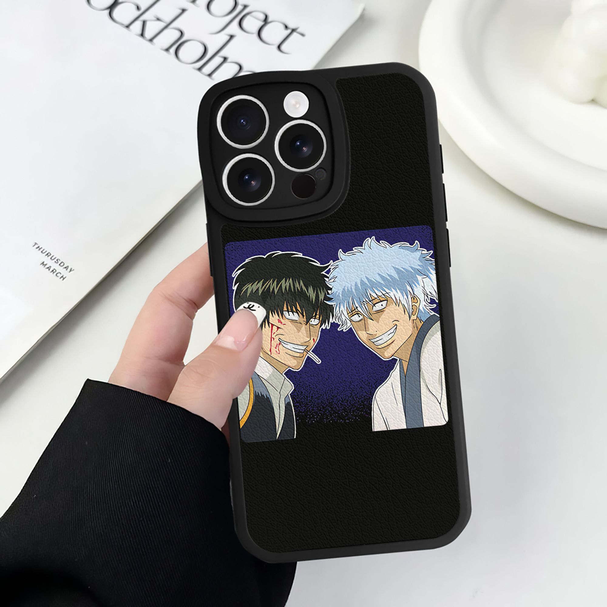 （画像用） ぎんたま 坂田銀時（さかたぎんとき） 神楽 志村新八（しむら しんぱち） GINTAMA Sakata Gintoki Kagura Shimura Shinpachi 【iPhone 16シリーズ対応】シリコンスマホケース（レザー調） 材質：シリコン